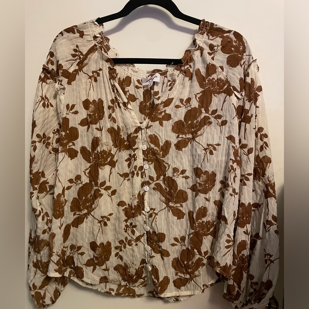 Boutique Blouse. womens! one size. fits a small! bell bottom sleeves!!